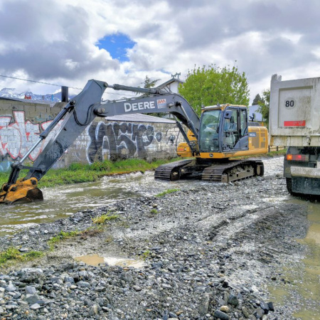 Realizan tareas de saneamiento y profundización del arroyo Buena Esperanza