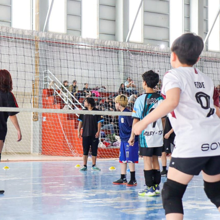 Más de 80 niños y niñas disfrutaron de un encuentro local de mini vóley en Río Grande