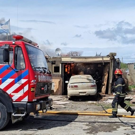 Un incendio destruyó una vivienda ubicada en la Margen Sur
