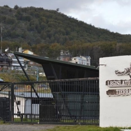 Por medidas de fuerza de APEL, suspendieron la sesión de la Legislatura