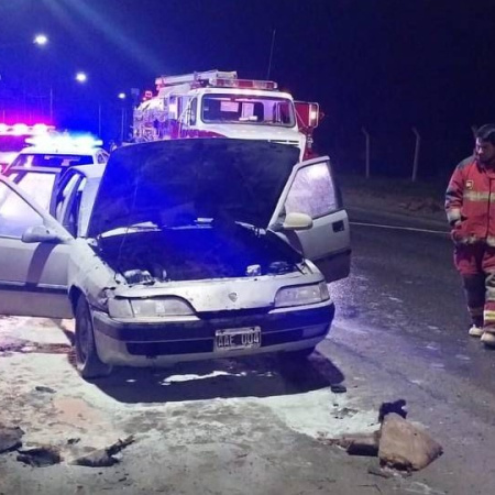 Un auto se incendió mientras circulaba por la calle