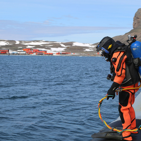 El aviso ARA “Puerto Argentino” dio inició a la Patrulla Antártica Naval Combinada