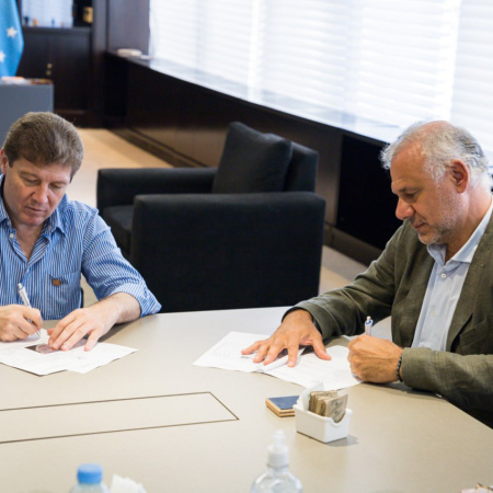 Melella firmó un convenio de cooperación con Newsan para más infraestructura en la producción de mejillones