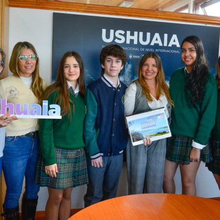 La Secretaría de Turismo recibió un proyecto institutcional de guía turística en frances laborado por estudiantes del Colegio del Sur