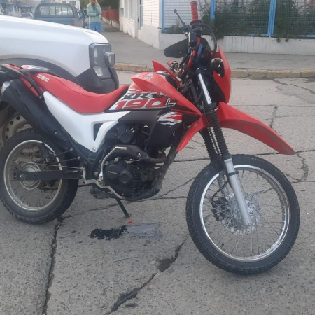 Choque en Ushuaia: Motociclista herido frente a la Escuela N.º 24