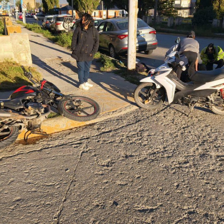Dos mujeres en una moto resultaron con heridas leves tras chocar con un auto
