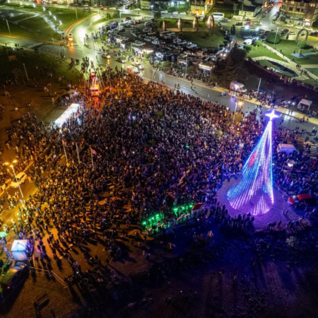 Multitudinaria celebración del encendido del ábol de navidad en Ushuaia