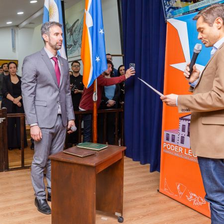 Luciano Selzer juró como legislador y anticipó que no abandonará el profesorado