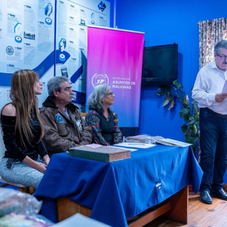 La Secretaría de Asuntos de Malvinas municipal formalizó la entrega del archivo histórico y bibliográficode Juan Carlos Moreno