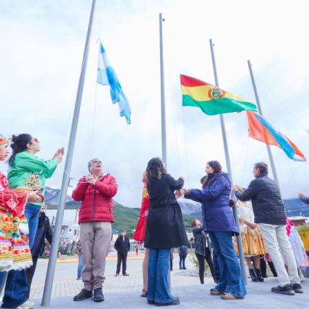 La Municipalidad inauguró la plaza estado Plurinacional de Bolivia