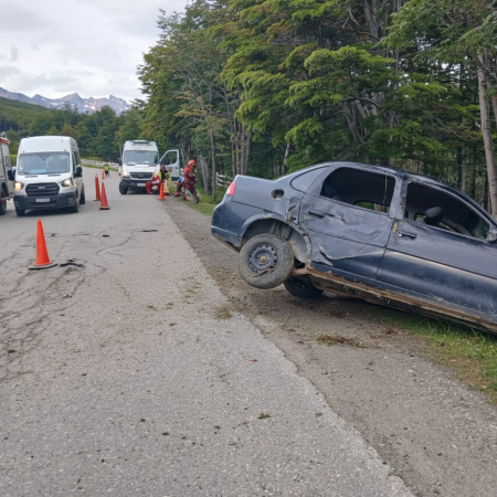 Un padre y sus tres hijas hospitalizados tras un despiste