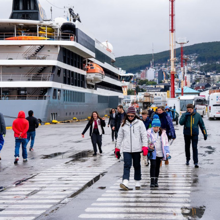 Destacan la capacidad operativa del Puerto de Ushuaia tras el arribo de numerosas embarcaciones