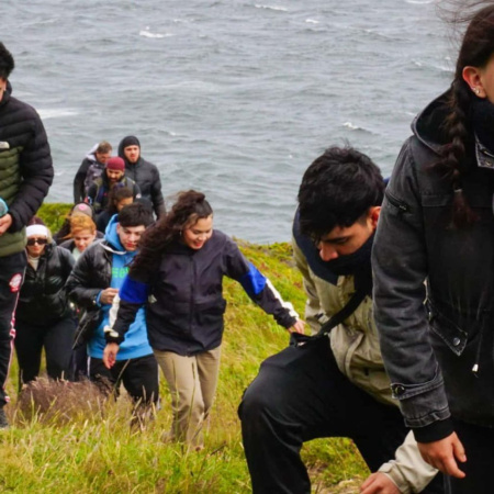 Propuestas recreativas y formativas para que las juventudes disfruten el verano en la isla