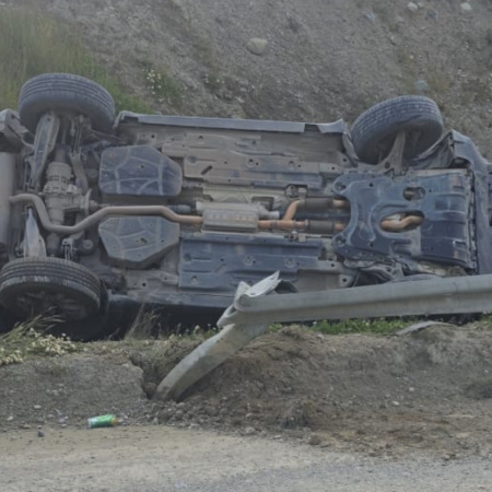 Una mujer y su hija protagonizaron un vuelco en avenida Héroes de Malvinas