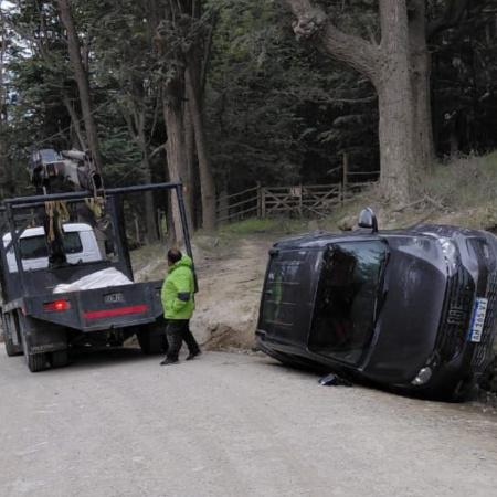 Despiste y vuelco en el ingreso al barrio Dos Banderas