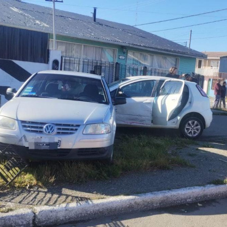 Choque en el centro de Río Grande afectó a tres vehículos y a una vivienda