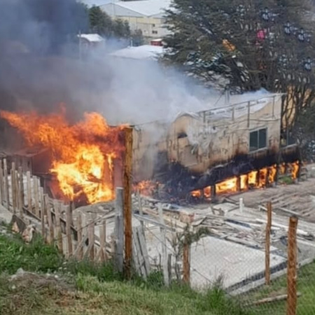 Barrio Akar: Tres menores logran escapar de un voraz incendio que destruyó su vivienda