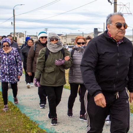 Personas mayores participan de encuentros saludables