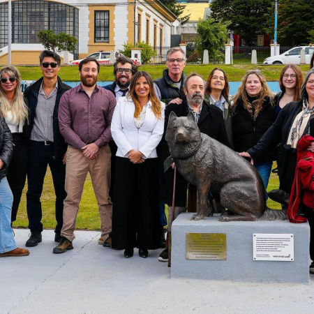 Descubren escultura de "Poncho", el heroico perro polar argentino en el Paseo Exploradores Antárticos