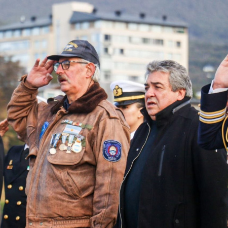 Becerra asistió al cambio de pabellón en la plaza del Perú