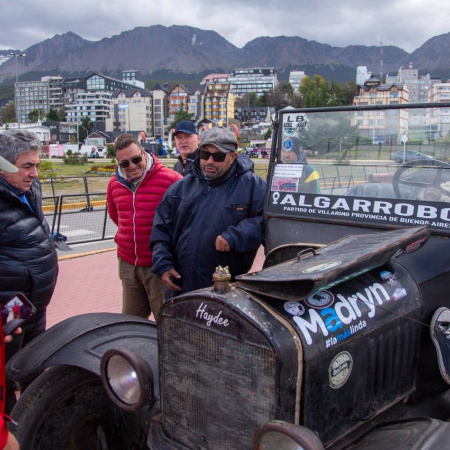 Becerra recibió en Ushuaia a Julio Dupont, quien llegó tras recorrer más 3000 Km en un Ford T de 1924