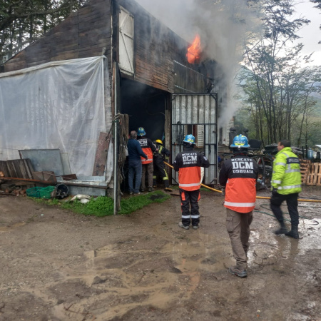 Incendio en un taller: una mujer fue hospitalizada por inhalación de humo