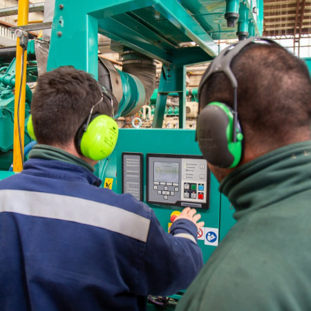 Este domingo continuarán en Tolhuin los trabajos sobre el nuevo generador cummins N°3