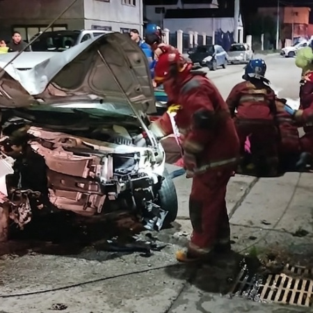 Conductor termina hospitalizado tras chocar contra un poste de luz
