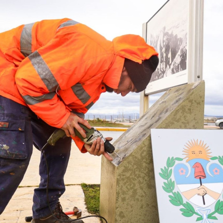 La Municipalidad renovó los escudos provinciales de la Plaza Islas Malvinas