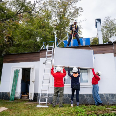 Colocaron paneles solares en la Escuela Provincial N° 49 “44 Héroes del Submarino ARA San Juan”