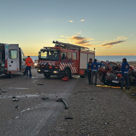 Tres heridos tras colisión entre un colectivo y una camioneta cerca de Cabo Domingo