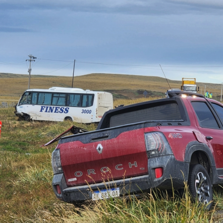 La policía confirmó el fallecimiento de la mujer que chocó contra un colectivo
