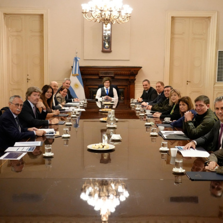 Milei realizó una reunión de gabinete ampliada con funcionarios de Argentina y Chile