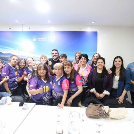 El equipo femenino de Newcom "Legado Fueguino" visitó la intendencia
