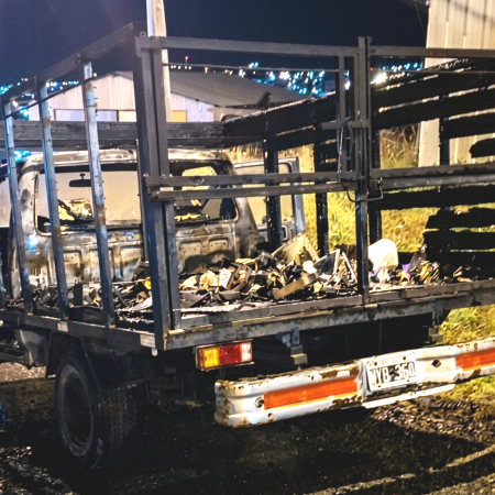 Investigan incendio intencional de una camioneta en el sector de Monseñor Scriva