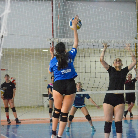 Los seleccionados de vóley entrenaron en Río Grande