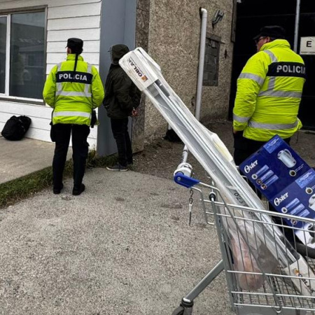 Dos detenidos tras ser sorprendidos con elementos robados en un carrito de supermercado