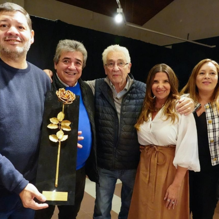 Pallarols realizó la entrega de la "Rosa por la paz" a la ciudad de Ushuaia