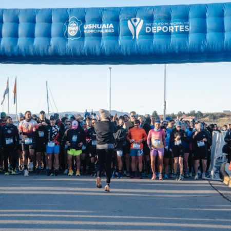 Cindy Ríos y Dante Caro se adjudicaron la carerra "Ushuaia Corre por Malvinas"
