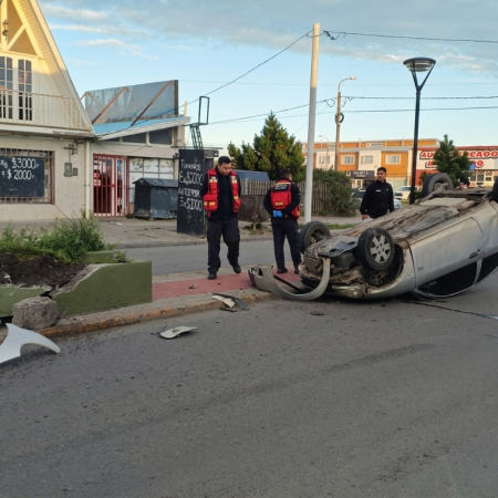 Río Grande: Un automóvil volcó en la intersección de Perón y Chamorro