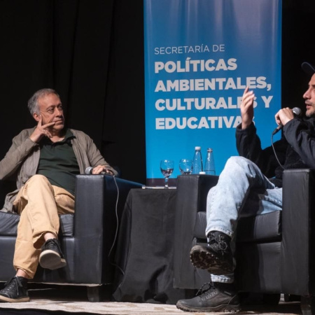 A sala llena se llevó a cabo la entrevista abierta a Luciano Cáceres