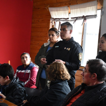 La Policía se reunión con vecinos en Tolhuin para reforzar la seguridad