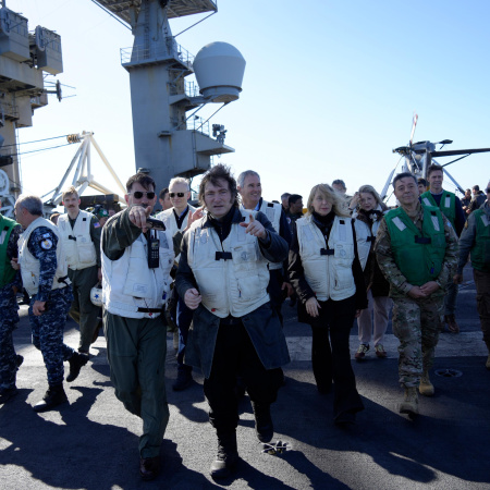 Milei estuvo a bordo del portaaviones USS Nimitz de los Estados Unidos