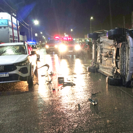 Un vehículo volcó tras colisionar con un auto estacionado en Río Grande