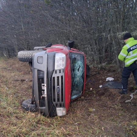 Siniestro vial en la Ruta 3: Una camioneta volcó cerca de Tolhuin por el estado de la calzada