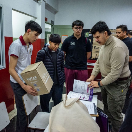 La Municipalidad entregó kits electorales a centros de estudiantes en el EMEI