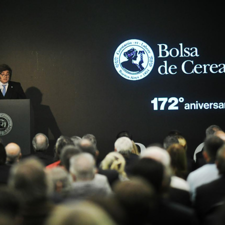 Milei anunció una baja de retenciones y destacó el récord exportador del sector agropecuario