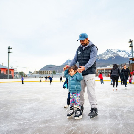 Se inauguró la temporada de la pista de hielo "Carlos ´Tachuela´ Oyarzún"