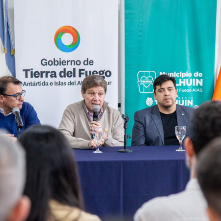 Melella firmó acuerdos en Tolhuin para impulsar inversiones en proyectos acuícolas