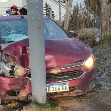 Un conductor alcoholizado chocó contra un poste de luz
